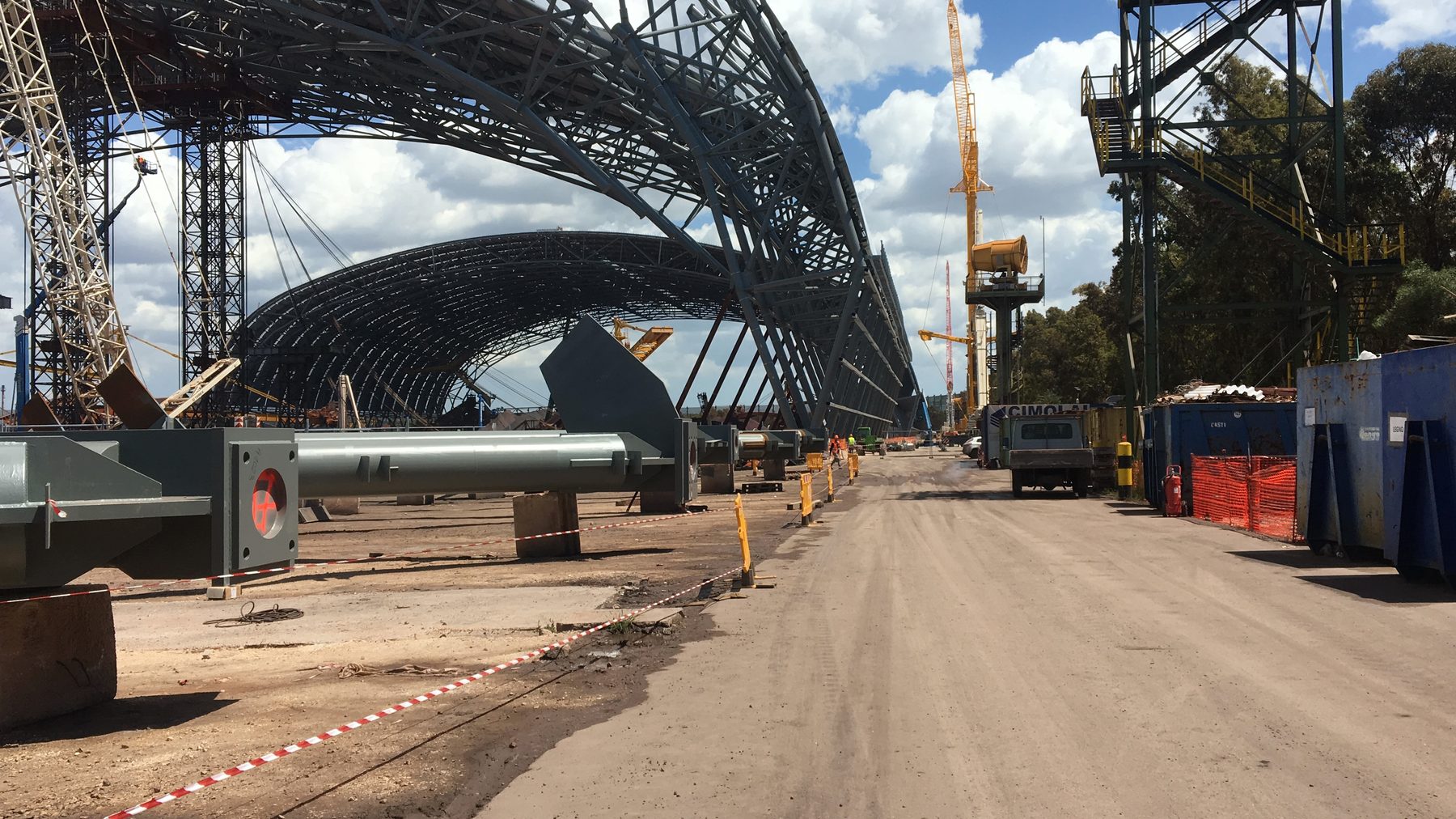 Grande struttura metallica ad arco in costruzione nel sito industriale di Taranto