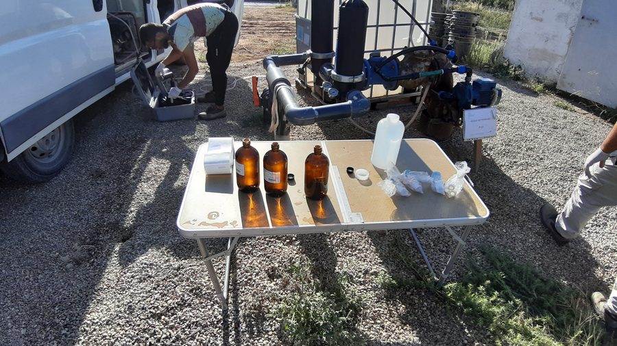 Campionamento di acque in campo con bottiglie da laboratorio