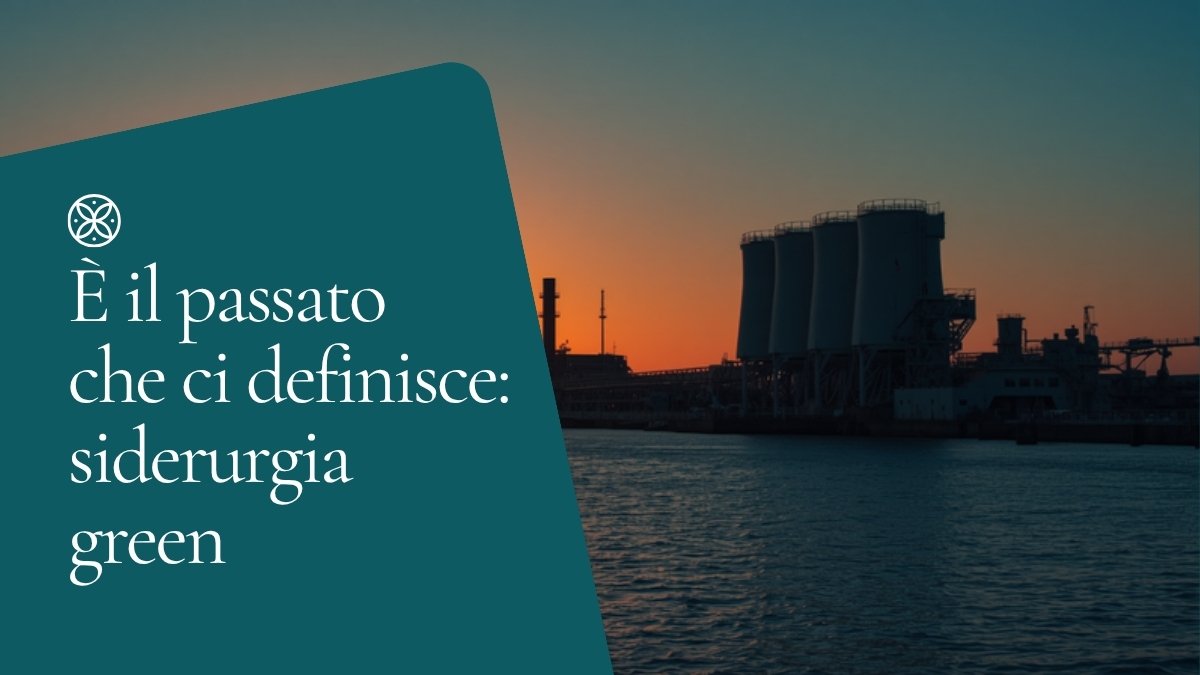 Impianto industriale sul mare al tramonto